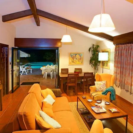 Villa Sleeps 4 Pool Wifi